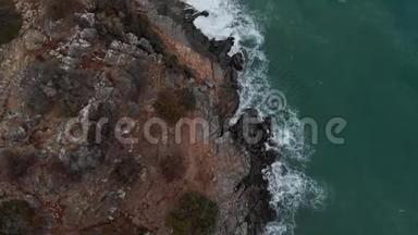 空中观景。 波浪撞击岩石。 从鸟瞰危险岩石`海浪。 4K. 鸟`的<strong>视野</strong>